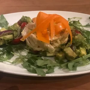 Ensalada de Pollo con tartar de aguacate